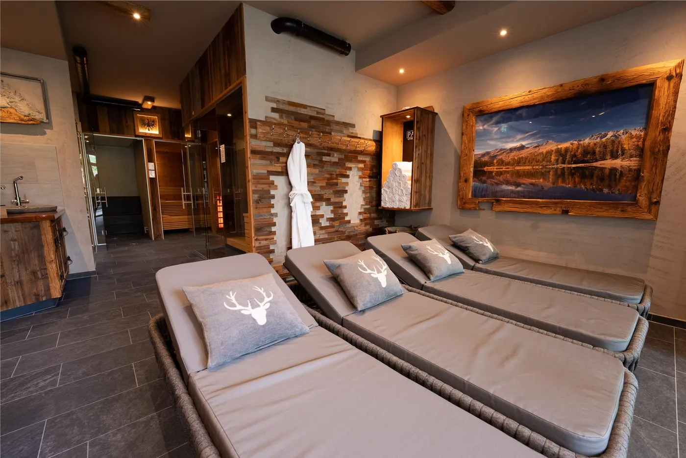 Relaxation room with mountain view